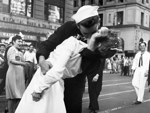 obra Kissing the War Goodbye in Times Square, 1945 (detail)