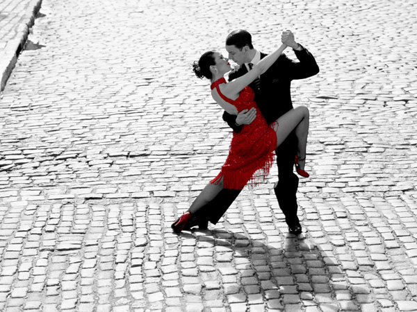 obra Couple dancing Tango on cobblestone road