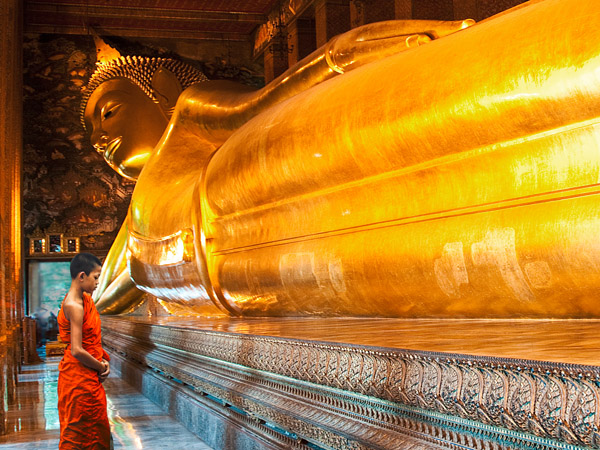 obra Praying the reclined Buddha, Wat Pho, Bangkok, Thailand