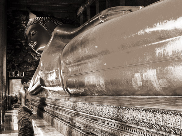 obra Praying the reclined Buddha, Wat Pho, Bangkok, Thailand (sepia)