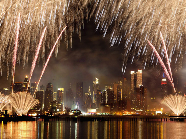 obra Fireworks on Manhattan, NYC